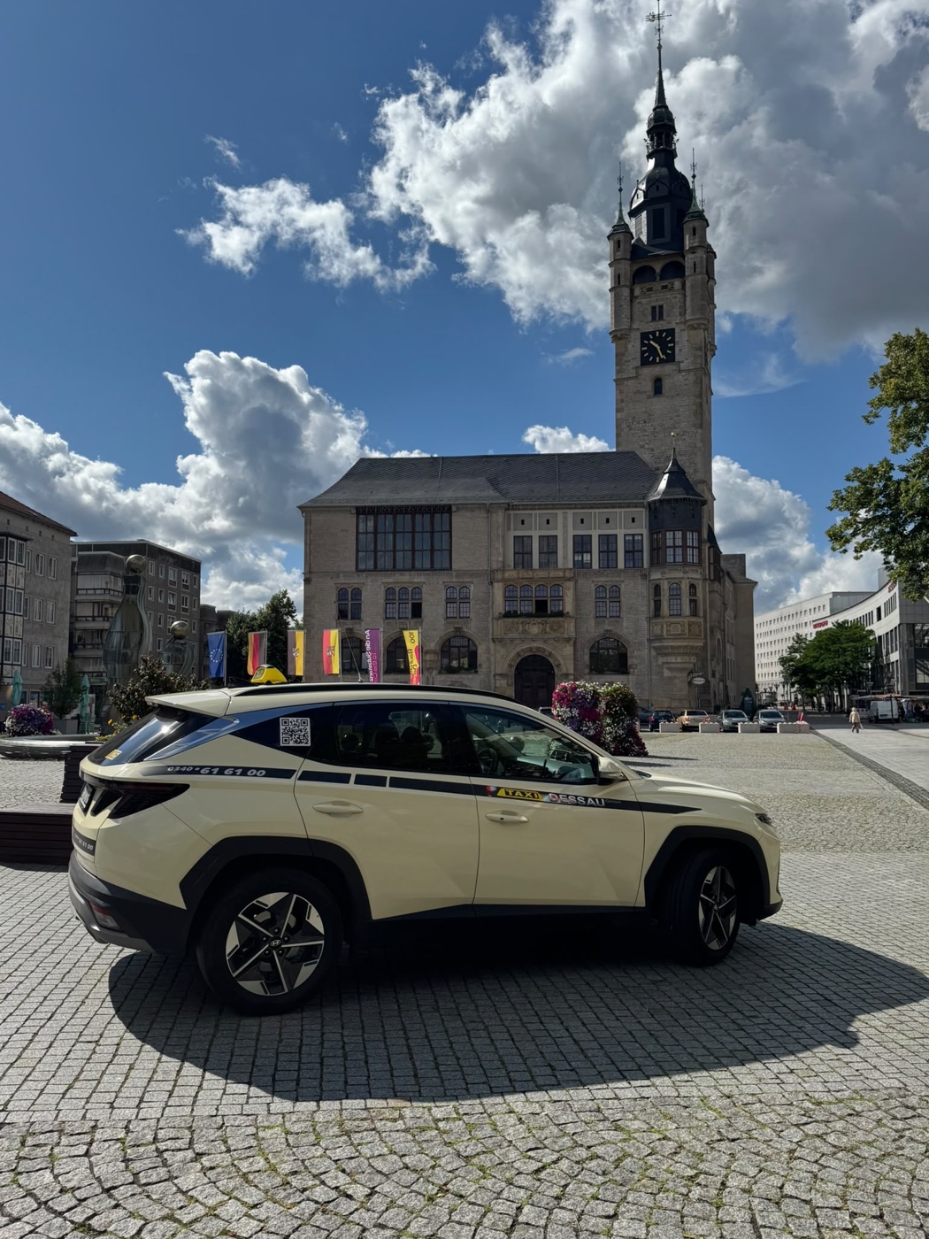 Taxi Dessau GmbH Fahrzeug auf dem Rathausplatz vor dem historischen Rathausturm in Dessau-Roßlau