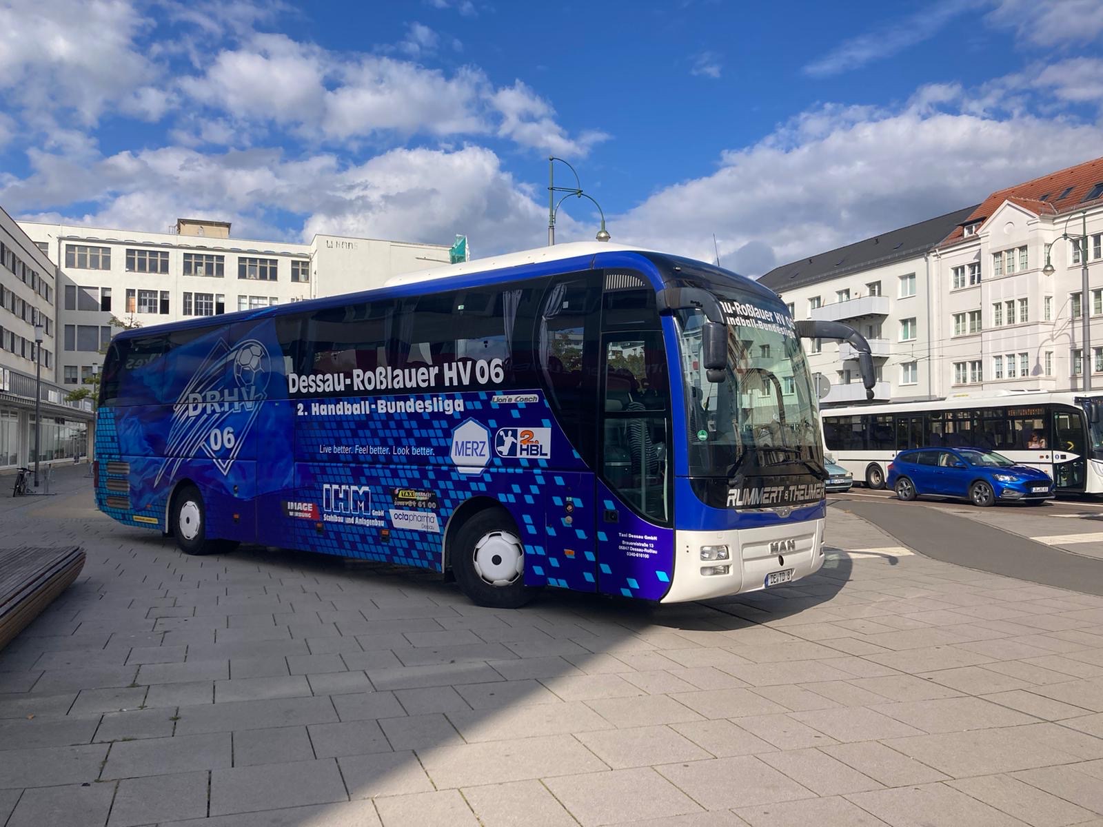 Reisebus mit 42 Sitzplätzen und Werbung des Dessau-Roßlauer HV 06 in der 2. Handball-Bundesliga